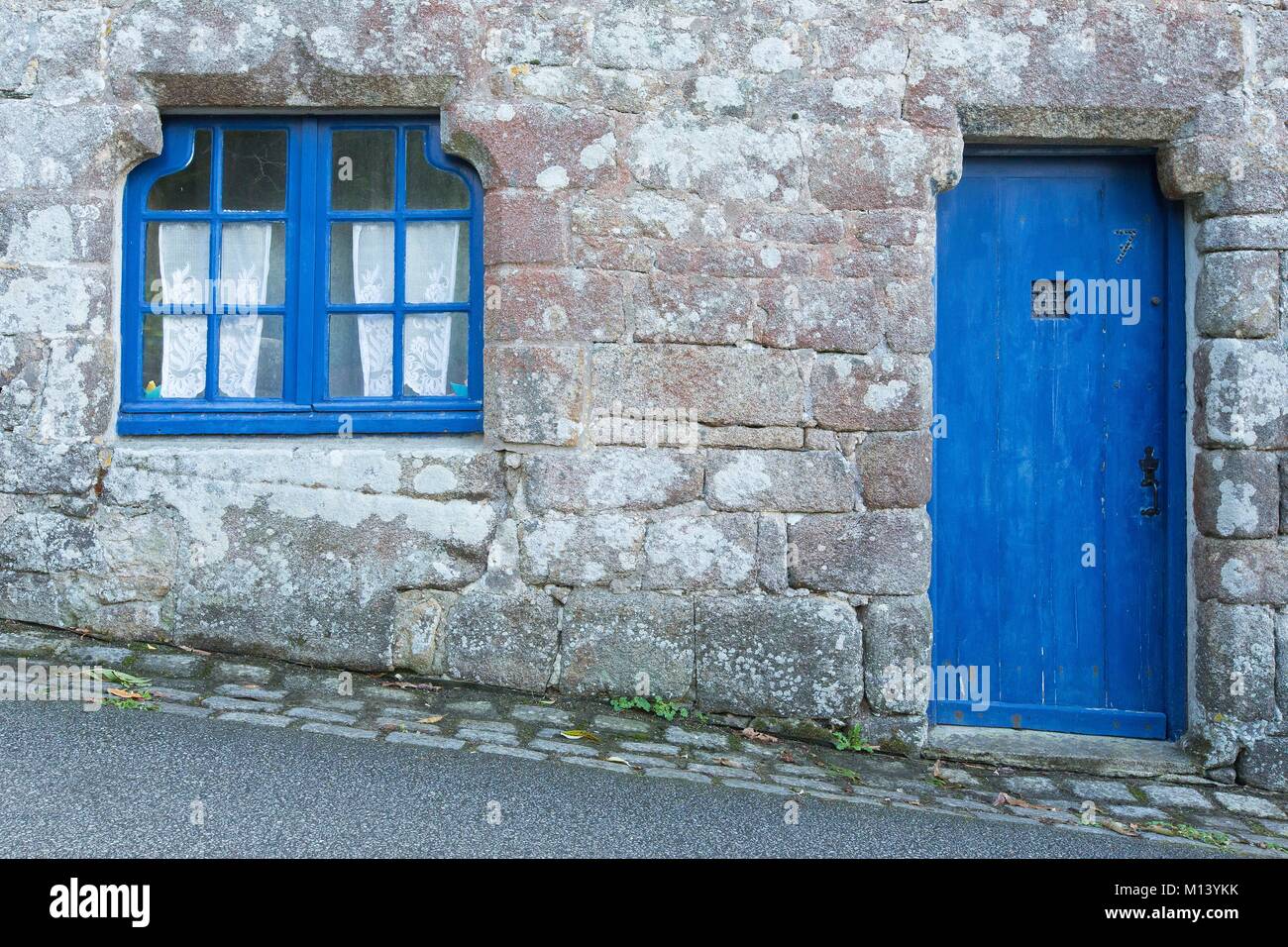 Francia, Finisterre, Locronan etichettati Les Plus Beaux Villages de France (uno dei più bei villaggi di Francia), casa tradizionale fatta di pietre Foto Stock