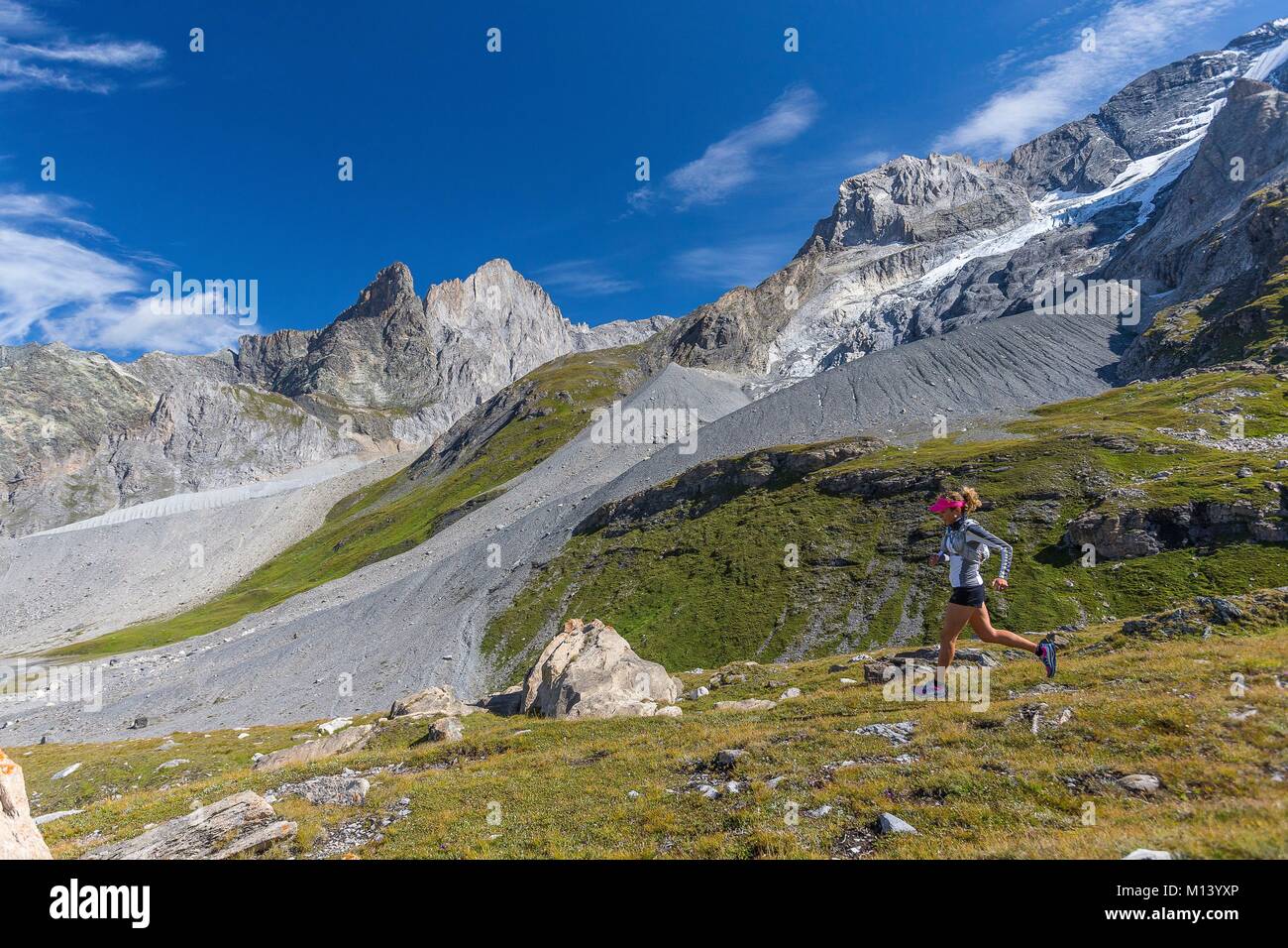 Francia, Savoia, Pralognan La Vanoise, GR55, Vanoise Pass Trail (sale e Beaufort Route), lungo il lago e la Grande casse (3855 m), Escursionismo Donna Foto Stock