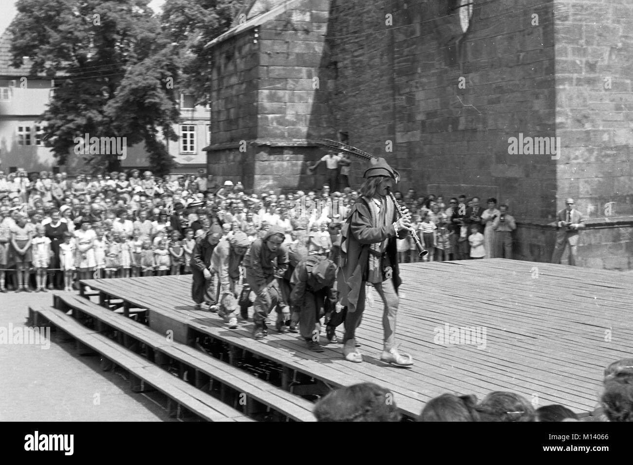 Pifferaio di Hamelin Cerimonia in Hamelin, Germania circa 1955  immagine 12/36  Più i ratti vengono visualizzate e seguire il pifferaio magico. Foto Stock