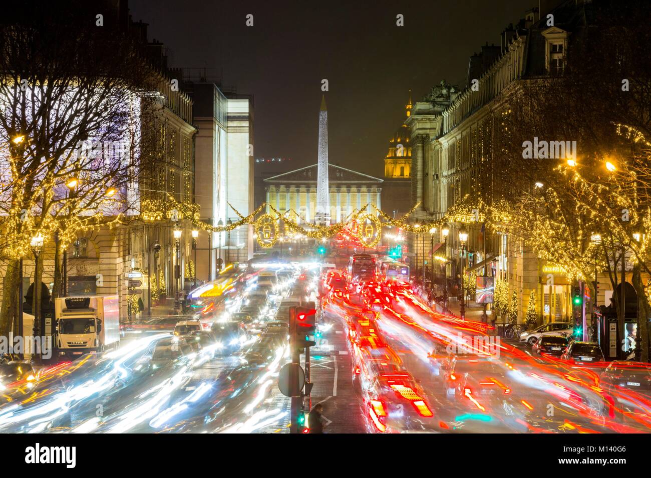 Francia, Parigi, Rue Royale e vacanze di Natale luminarie Foto Stock