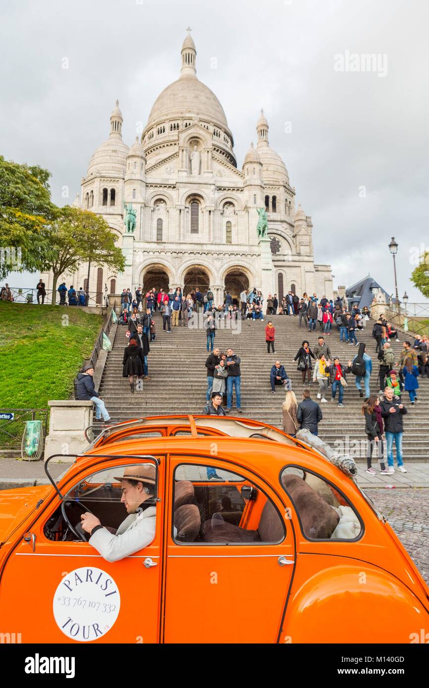 Francia, Parigi Montmartre, una 2CV nella parte anteriore del Sacre Coeur Foto Stock