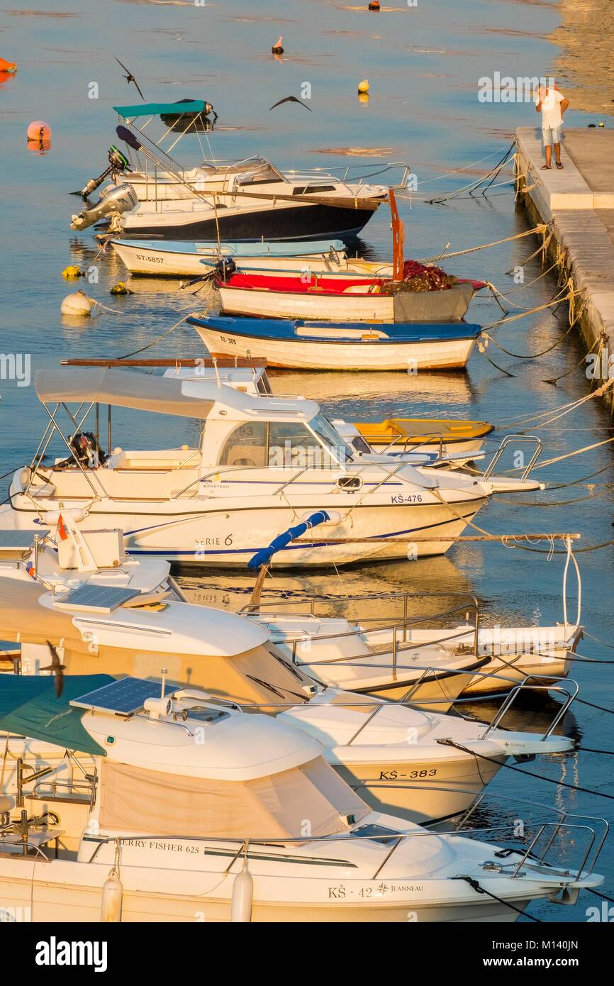 Croazia, Dalmazia Settentrionale, costa dalmata, arcipelago di Zadar, Kastela, Kastel Novi Harbour Foto Stock