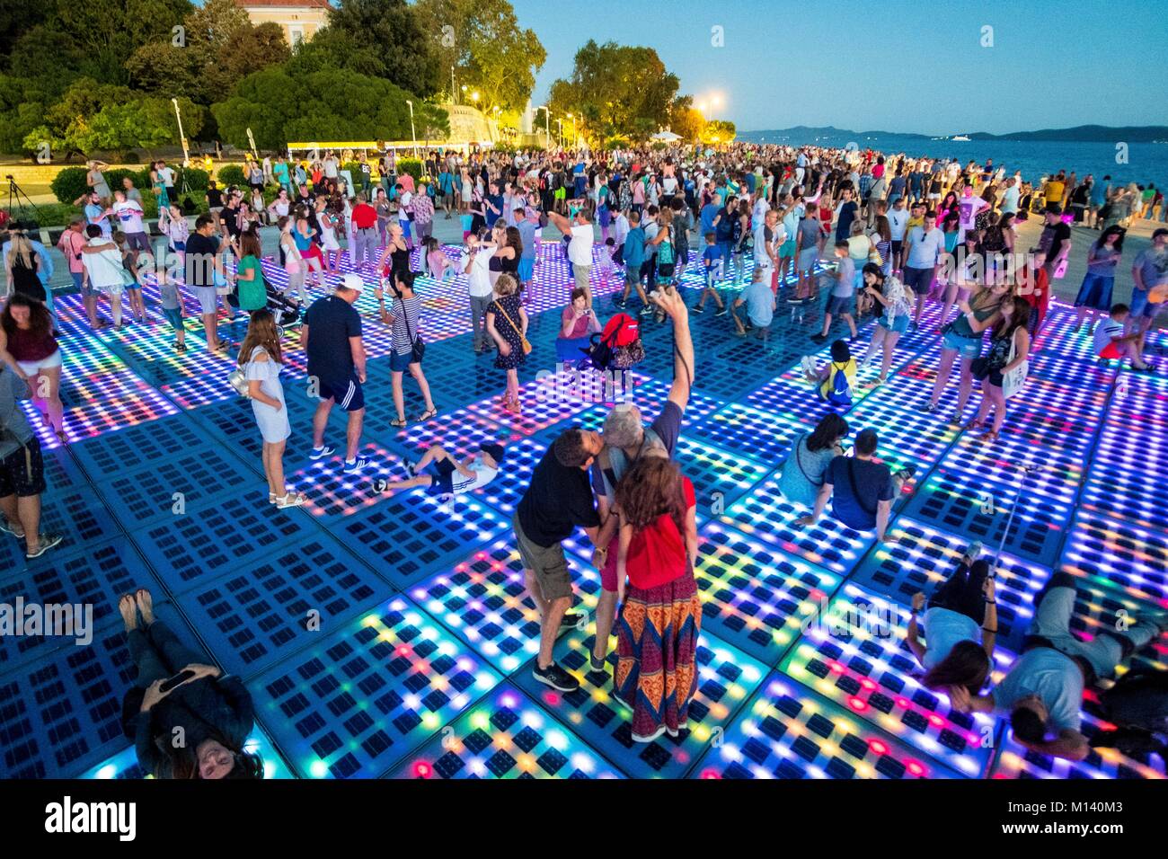 Croazia, Dalmazia centrale, costa dalmata, Zadar, Saluto al Sole, Nikola Basic luminoso disco solare Foto Stock Croazia, Dalmazia centrale, costa dalmata, Zadar, Saluto al Sole, Nikola Basic luminoso disco solare Foto Stock