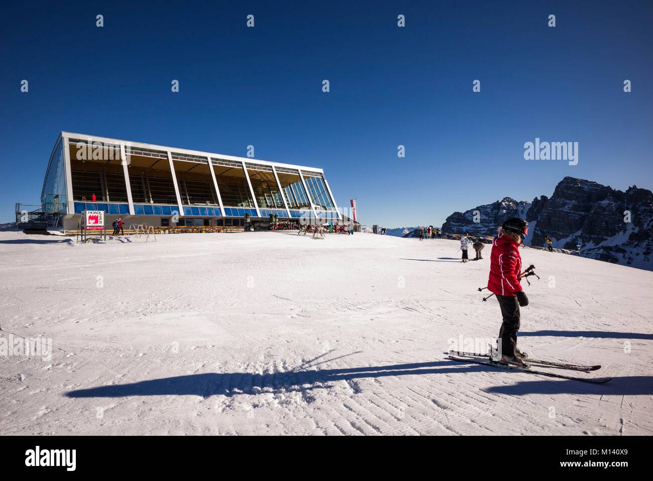 Austria, Tirolo, Axamer Lizum, hosting borgo del 1964 e 1976 Olimpiadi invernali, Hoadl Haus ristorante esteriore, quota 2340 metri, inverno Foto Stock