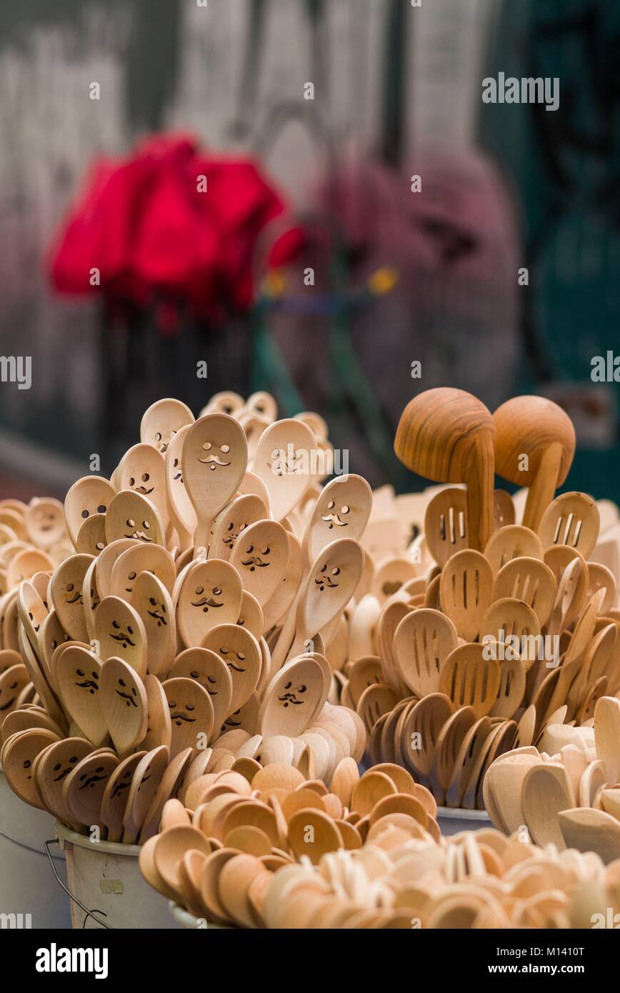 Austria, Vienna Naschmarkt, all'aperto del mercato alimentare, ornamentali cucchiai di legno Foto Stock