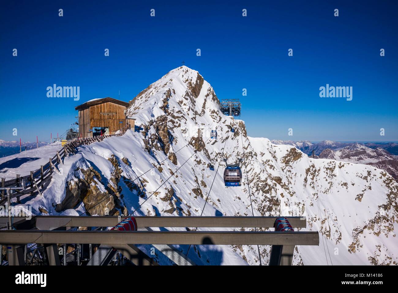 Austria, Tirolo, Zillertal, Hintertux, sul ghiacciaio Hintertuxer Gletscher, ski-lift Foto Stock