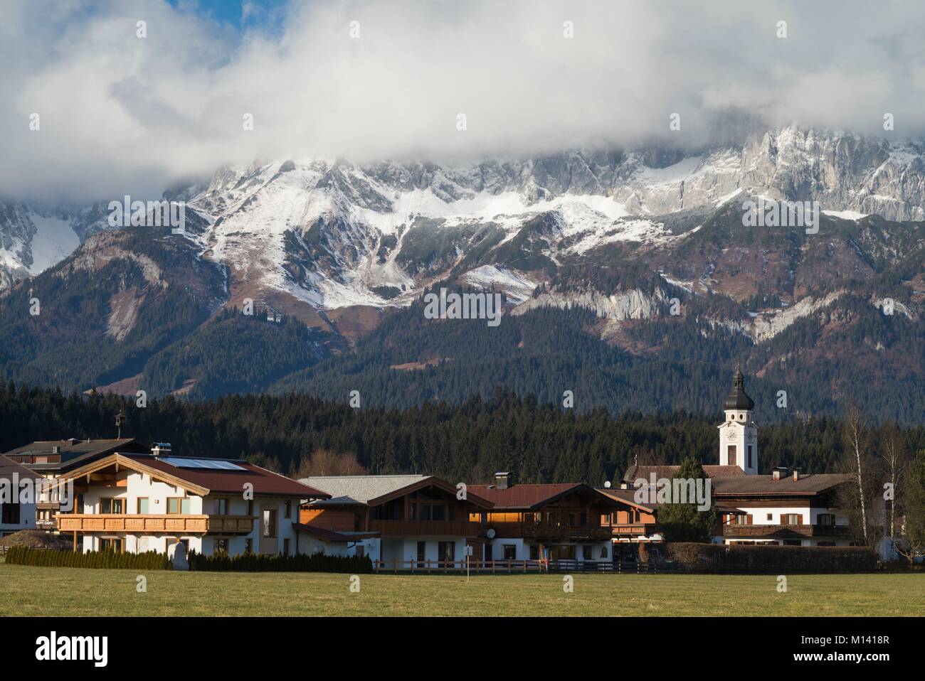 Austria, Tirolo, Oberndorf in Tirol, villaggio con vista Monti Kaisergebirge, inverno Foto Stock