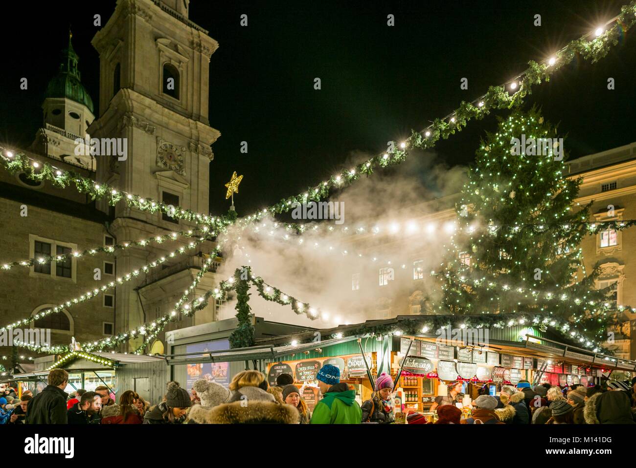 Austria salisburghese, Salisburgo, Mercato di Natale, Domplatz Foto Stock