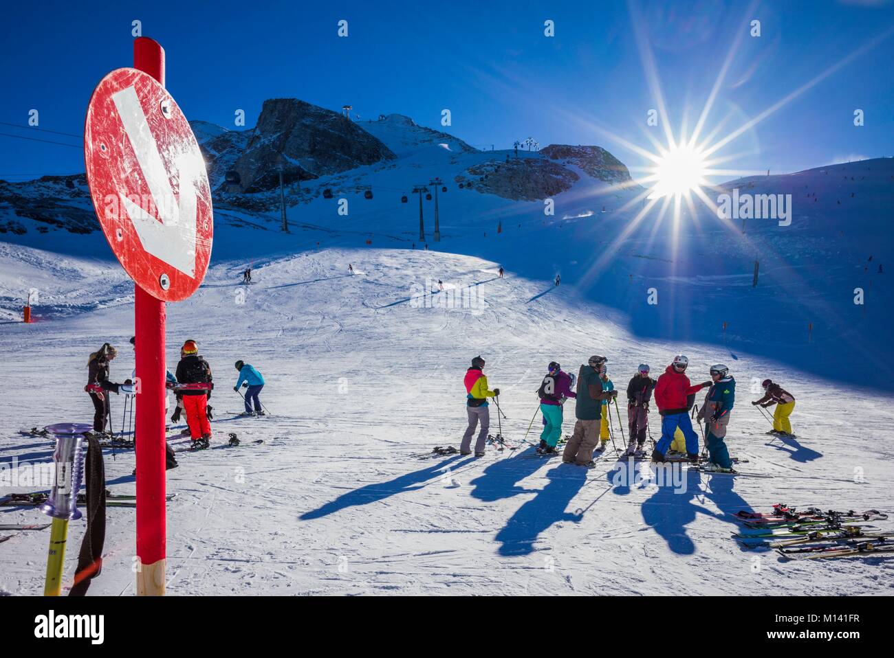 Austria, Tirolo, Zillertal, Hintertux, sul ghiacciaio Hintertuxer Gletscher, Tuxer Fernerhaus station, quota 2660 metri, sciatori in inverno Foto Stock