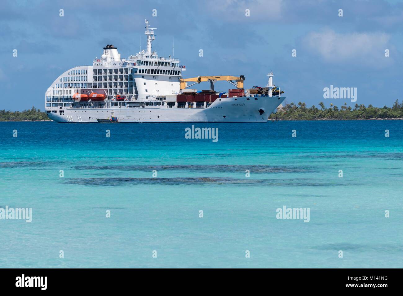 Francia, Polinesia francese, Arcipelago Tuamotu, Fakarava Atoll, Rotoava, Riserva della Biosfera dall'UNESCO, Crociera a bordo di Aranui 5, Aranui 5 ancorata nella laguna Foto Stock