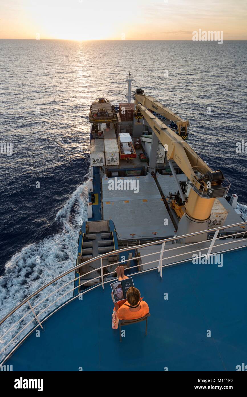 Francia, Polinesia francese, crociera a bordo il Aranui 5, tramonto sull'Oceano Pacifico Foto Stock
