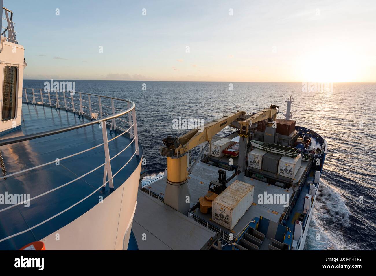Francia, Polinesia francese, crociera a bordo il Aranui 5, tramonto sull'Oceano Pacifico Foto Stock