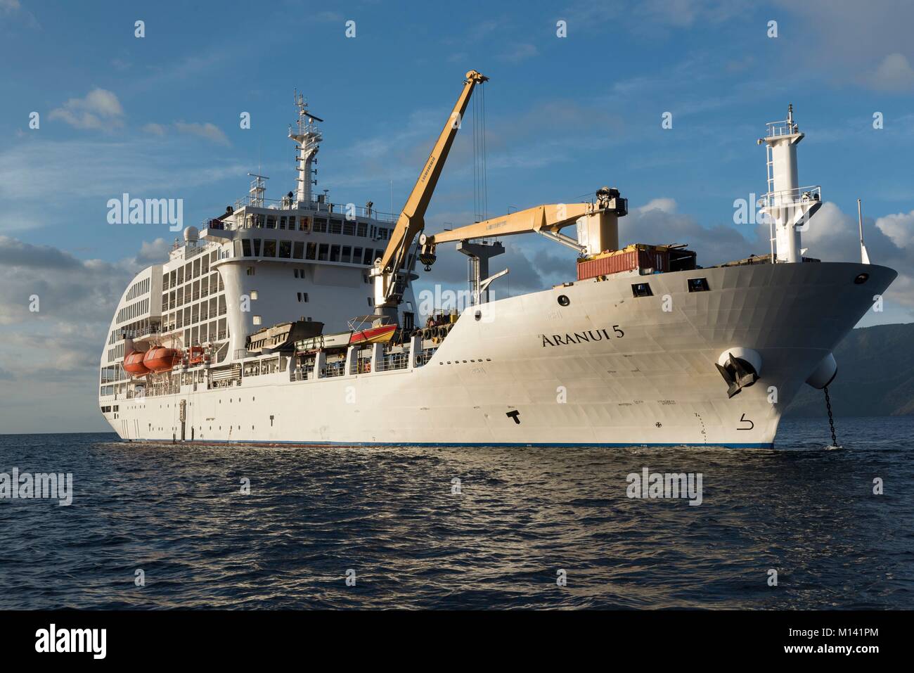 Francia Polinesia francese Isole Marchesi arcipelago, Tahuata, Aranui 5 al di ancoraggio Foto Stock