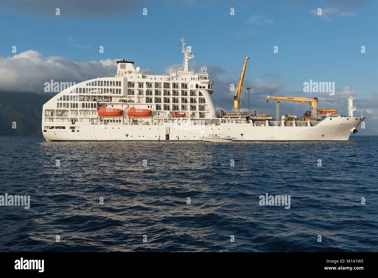 Francia Polinesia francese Isole Marchesi arcipelago, Tahuata, Aranui 5 al di ancoraggio Foto Stock
