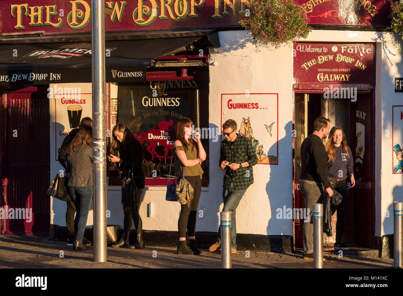 In Irlanda la contea di Galway e Galway, pub, Mainguard Street, la goccia di rugiada Inn pub Foto Stock