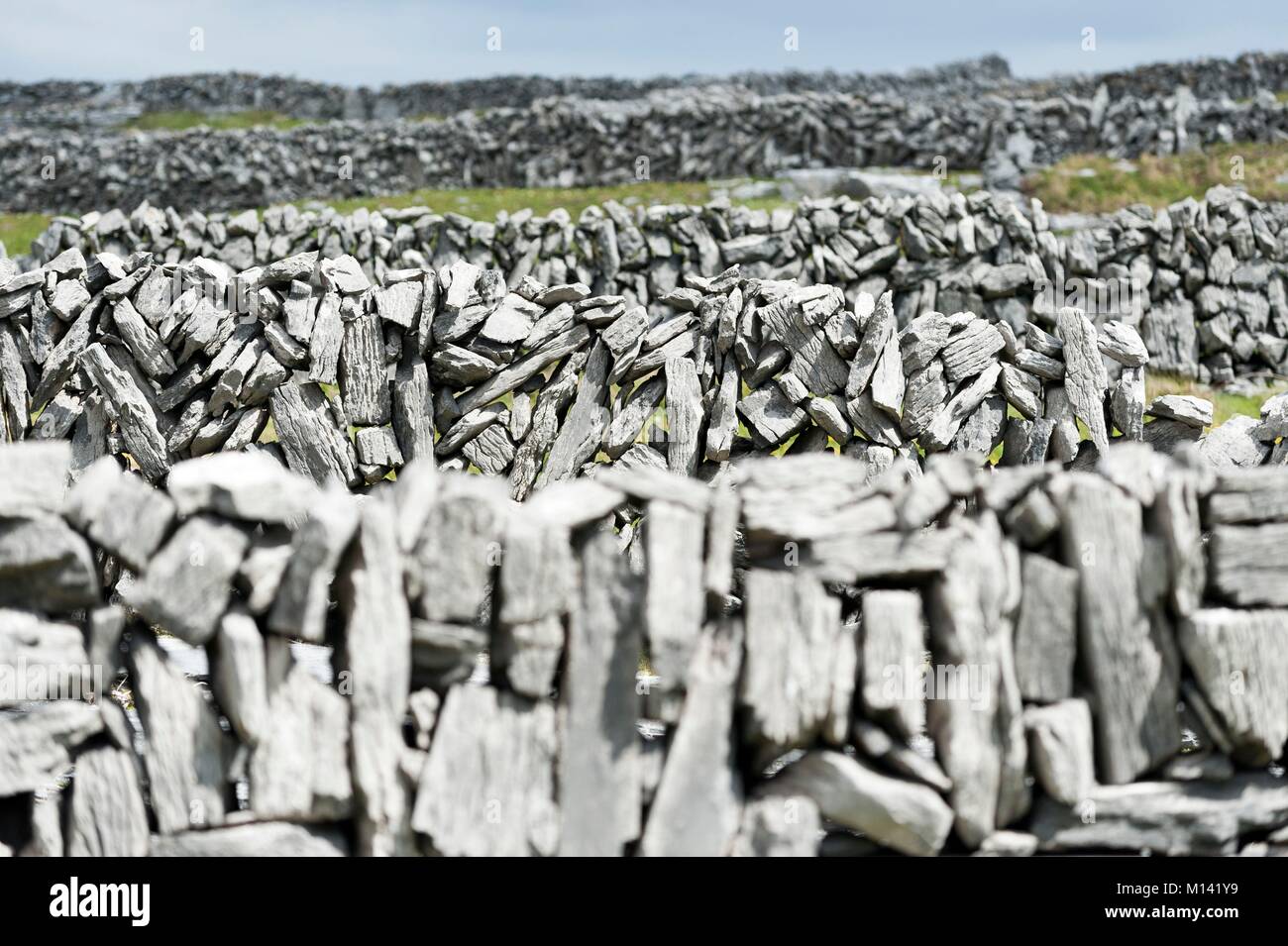 L'Irlanda, nella contea di Galway, Isole Aran, Inishmore Island, muri in pietra a secco Foto Stock