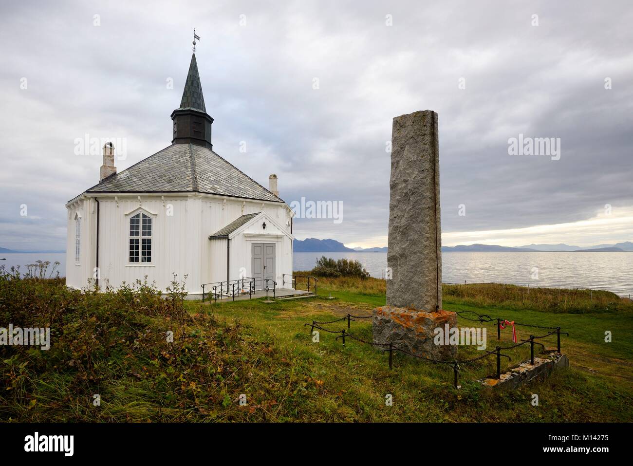 Norvegia, Nordland County, a nord del Circolo Polare Artico, Vesteralen arcipelago tra le isole Lofoten e di Tromso, Andoya isola (Andoy), chiesa Dverberg Foto Stock