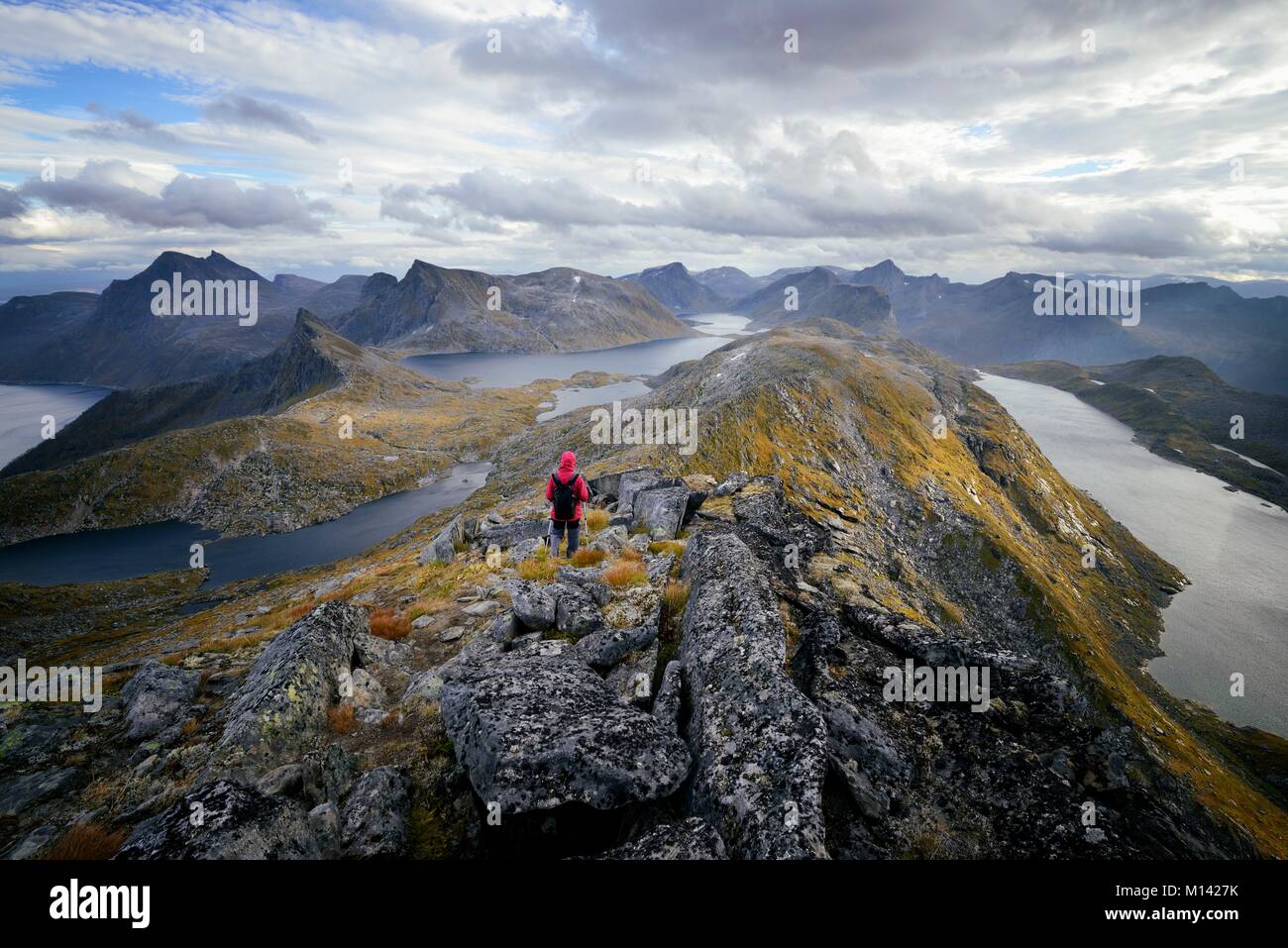 Norvegia, Troms County, a nord del Circolo Polare Artico, Senja isola tra Tromso e le isole Lofoten, trekking al vertice di Roalden (862m) Foto Stock