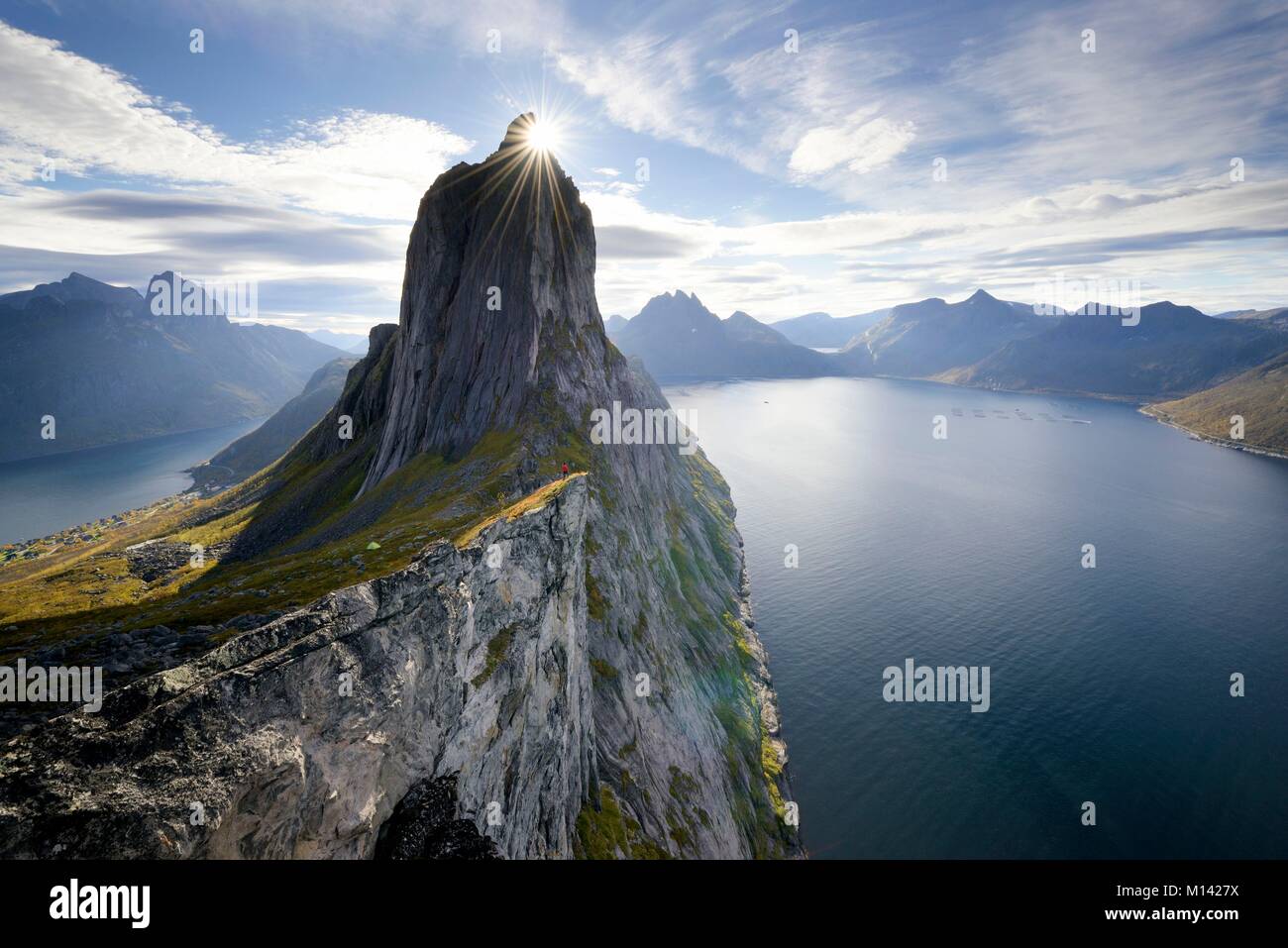 Norvegia, Troms County, a nord del Circolo Polare Artico, Senja isola tra Tromso e le isole Lofoten, Fjordgard village, il picco di Segla (639 m) ed il fiordo Mefjord Foto Stock