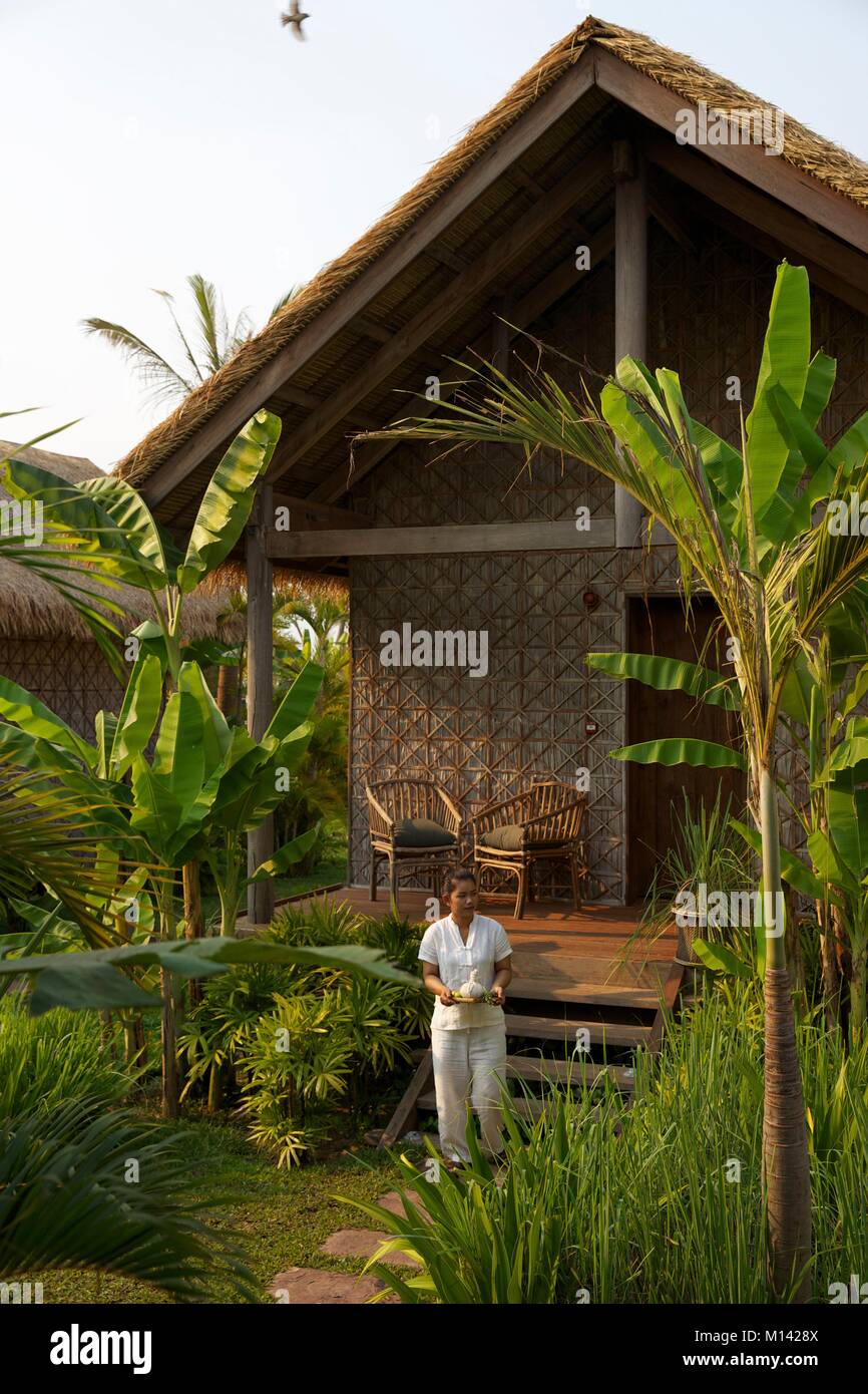 Cambogia Siem Reap, terapeuta nel giardino del giardino spa dell'hotel Phum Baitang Foto Stock