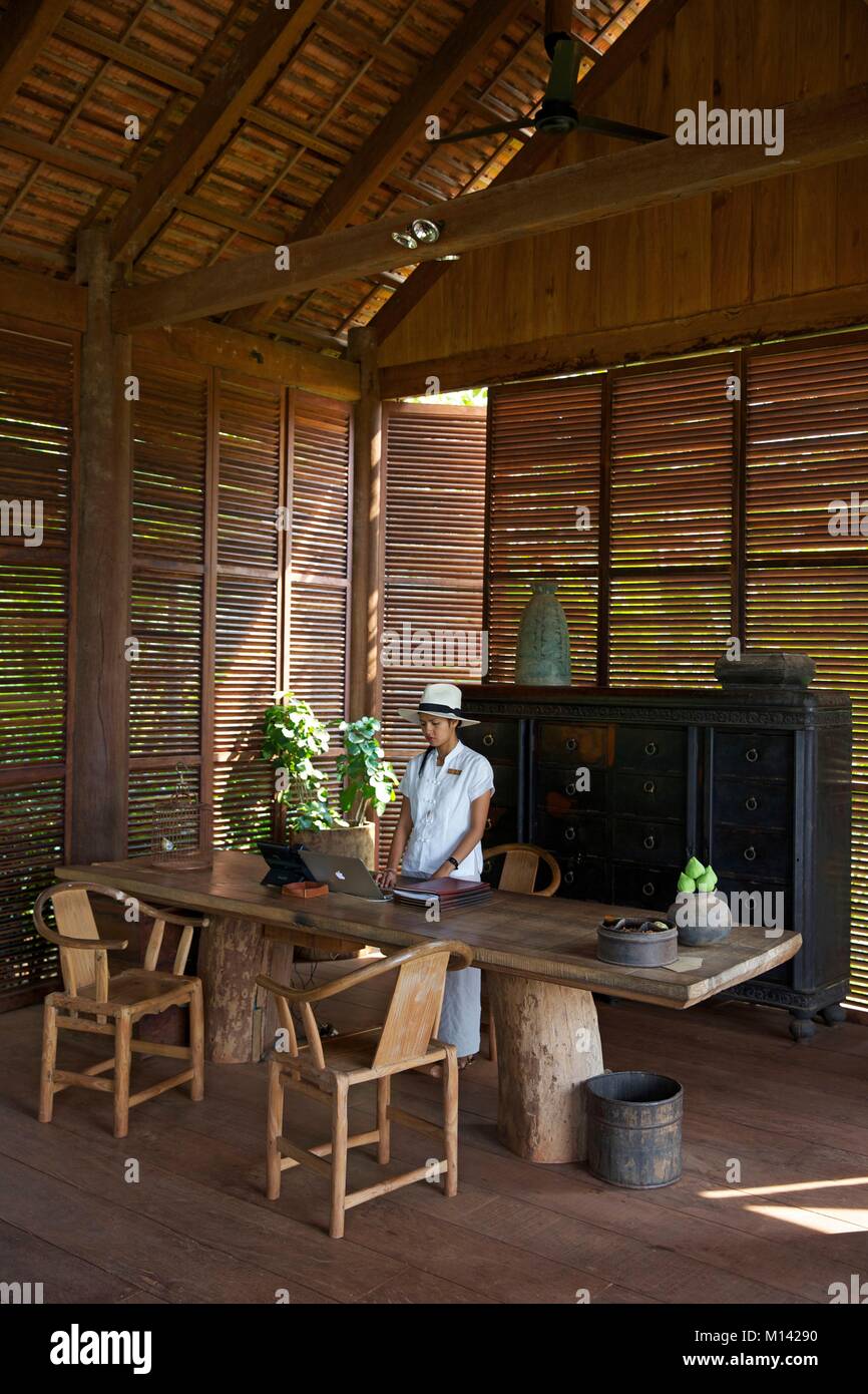 Cambogia Siem Reap, ragazza dello staff alla reception con pareti in legno dell'hotel Phum Baitang Foto Stock