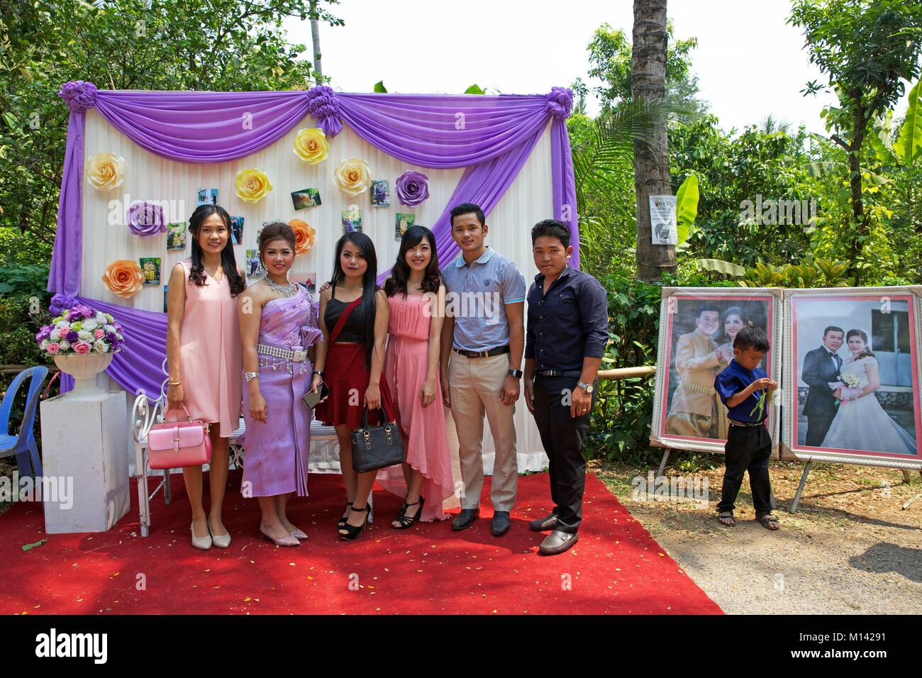Cambogia, Battambang, foto riprese di un gruppo di amici invitati a una festa di nozze in un villaggio di campagna Foto Stock