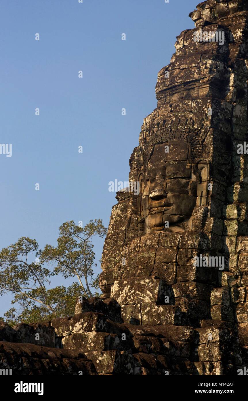 Cambogia Angkor, elencati come patrimonio mondiale dall' UNESCO, teste scolpite di Bodhisattva che compongono il Bayon, il tempio principale della vecchia città Khmer di Angkor Thom Foto Stock