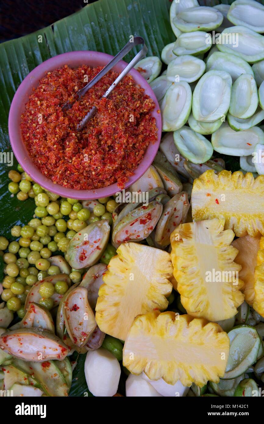 Cambogia, Battambang, ananas, frutta e peperoncino su una foglia di banano su un mercato Foto Stock