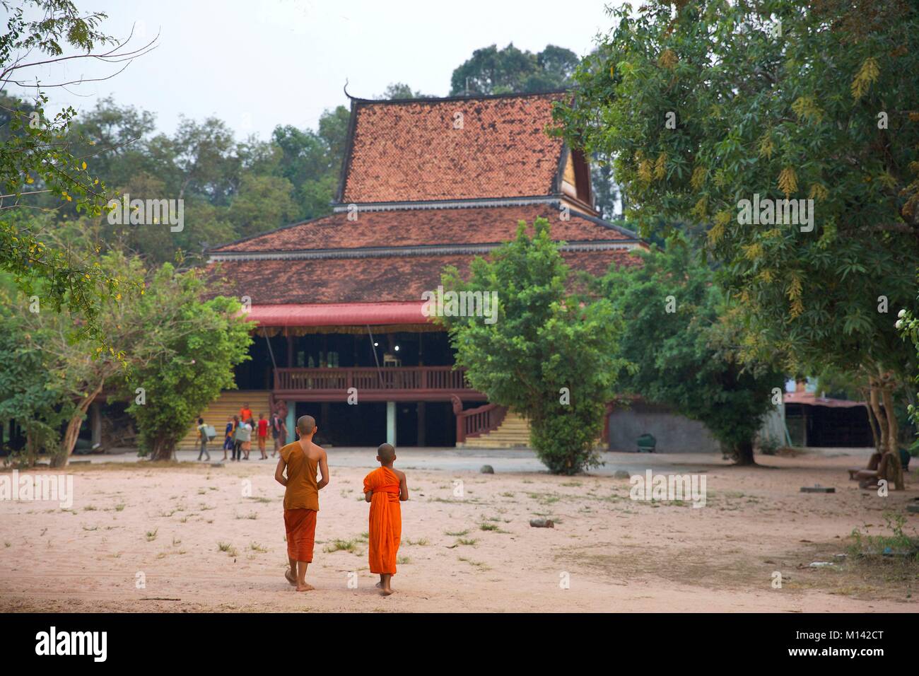 Cambogia Angkor, elencato come patrimonio mondiale dall' UNESCO, bambini monaci tornare indietro a piedi in un monastero buddist nei pressi di Angkor Wat bacino, il più grande tempio della vecchia città Khmer di Angkor Thom Foto Stock