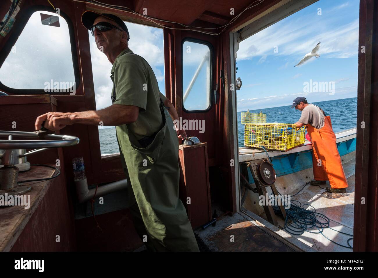 Canada, New Brunswick, Cap Pele, la pesca di aragoste, Guy Cormier e suo figlio Jean-Pierre Cormier pescatori Foto Stock