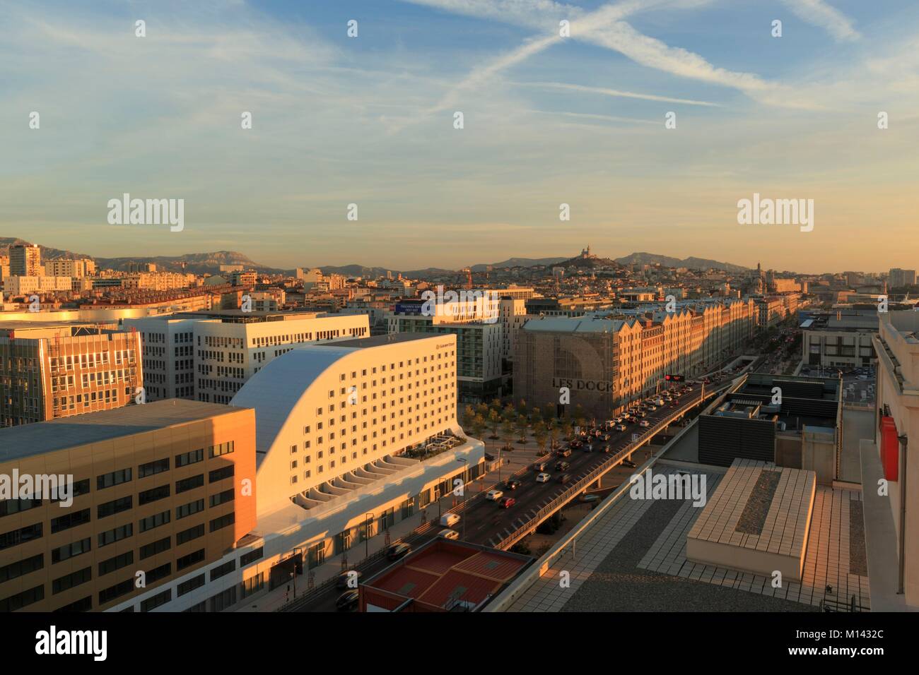 Francia, Bouches du Rhone, Marsiglia, zona euromediterranee, La Joliette district, Les Docks, A55 autostrada dal silo, Notre Dame de la Garde basilica Foto Stock