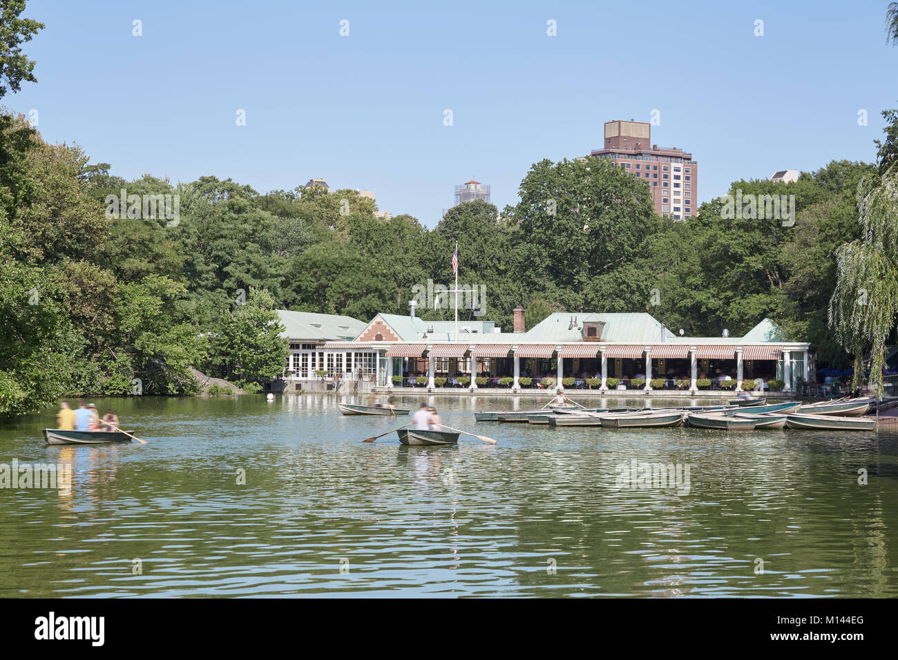 Central Park pond piccole barche nel porto di New York in una giornata di sole Foto Stock
