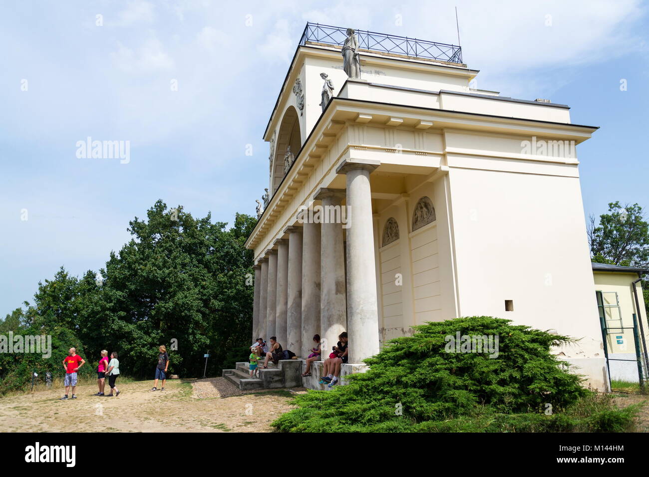 BRECLAV, Repubblica Ceca - 8 agosto: persone davanti al tempio di Apollo nel paesaggio culturale di Lednice-Valtice, patrimonio UNESCO sito su Agosto 8, 2017 Foto Stock