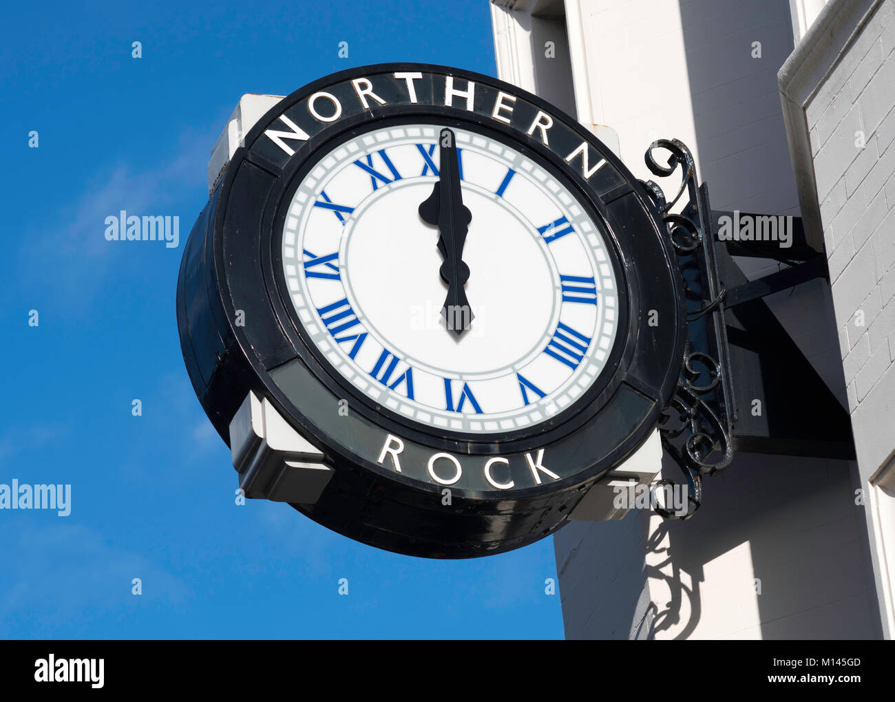 Orologio al di fuori dell'ex Northern Rock bank building, ora vergine denaro, Newcastle Upon Tyne, England, Regno Unito Foto Stock