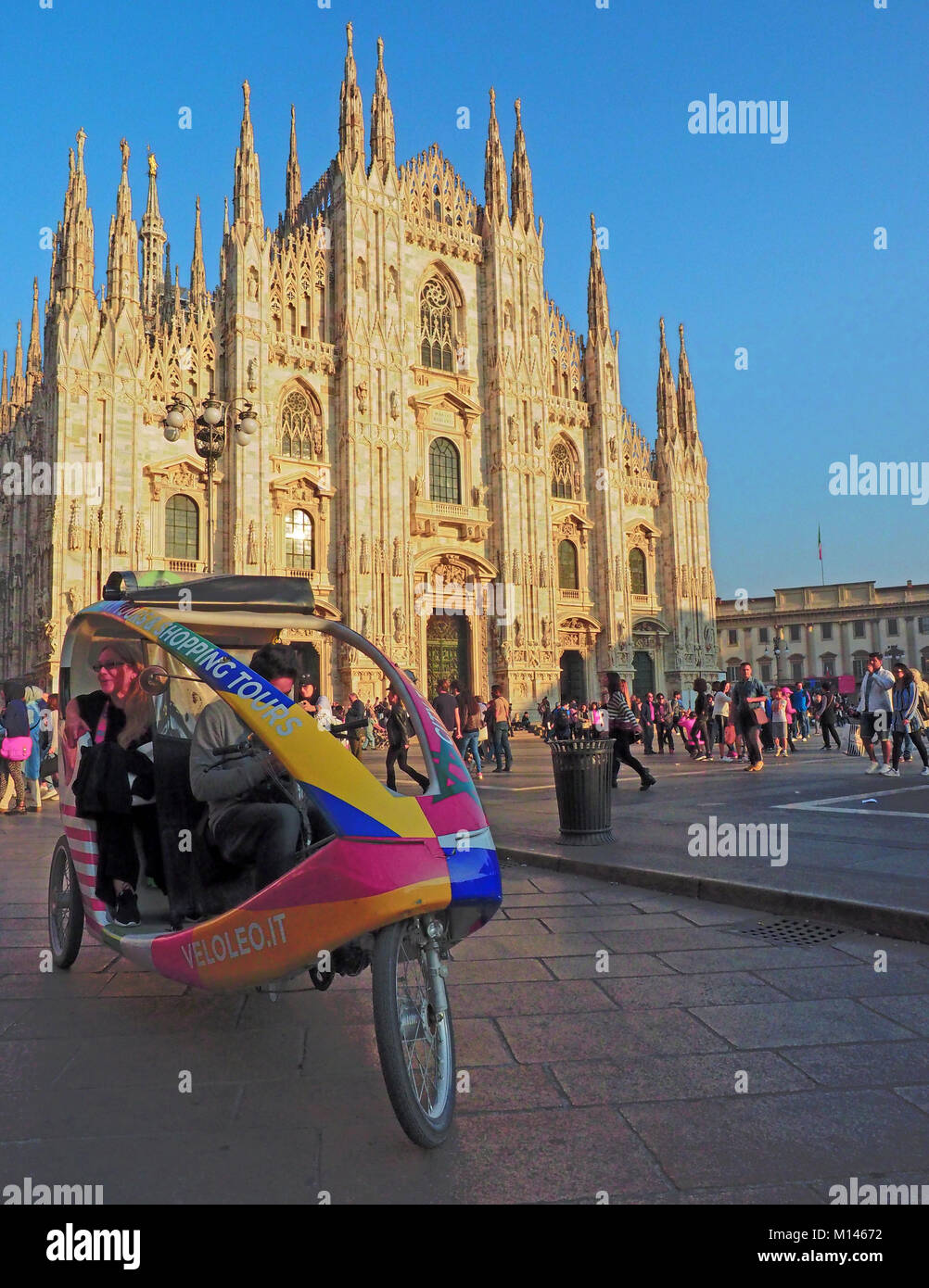 Europa,l'Italia,Lombardia,Milano,Duomo,Cattedrale,rickshaw turistica Foto Stock