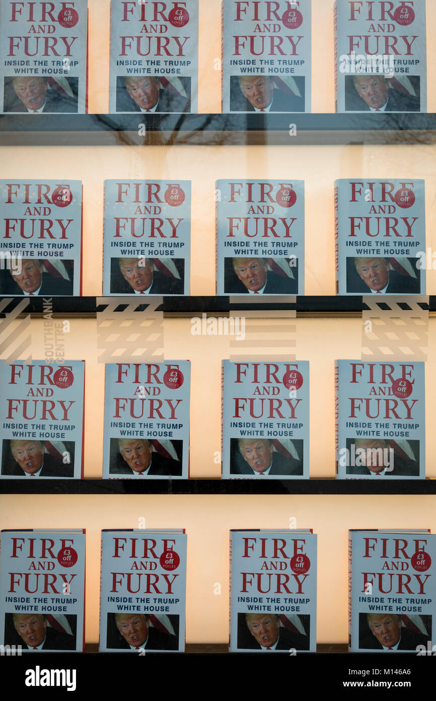 Michael Wolffe il libro best-seller su Donald Trump, incendio e Fury è in primo piano nella finestra di Foyles bookshop, il 17 gennaio 2018, nella Southbank, Londra, Inghilterra. Foto Stock