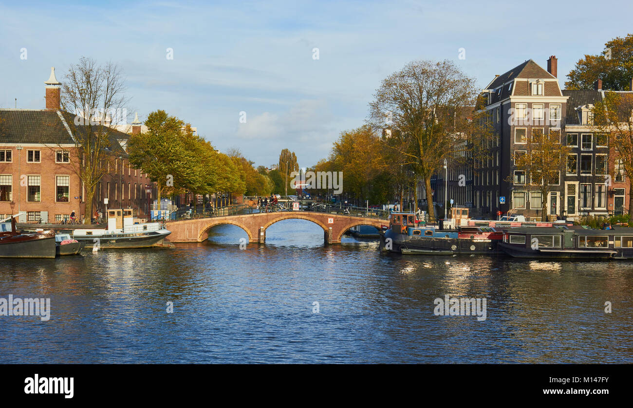 Vista sul fiume Amstel verso Dirk Van Nimwegenbrug bridge e Nieuwe Keizersgracht, Amsterdam, Paesi Bassi Foto Stock