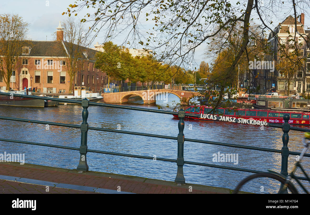 Vista da Lucas Jansz Sinckbrug ponte che attraversa il fiume Amstel verso Dirk Van Nimwegenbrug bridge e Nieuwe Keizersgracht, Amsterdam, Paesi Bassi Foto Stock