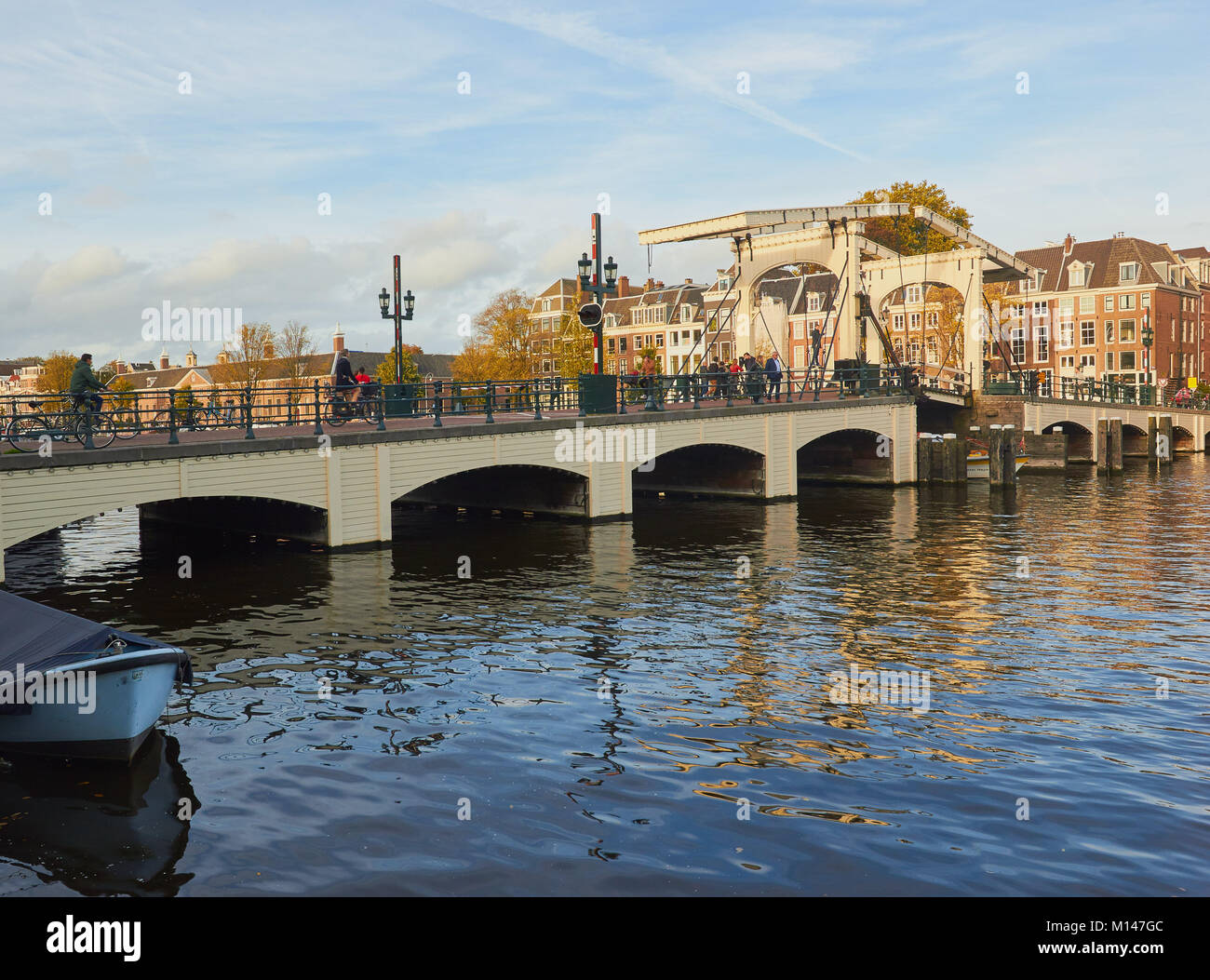 Magere Brug (skinny bridge) una bicicletta pedonale ponte mobile sul fiume Amstel di Amsterdam, Paesi Bassi Foto Stock