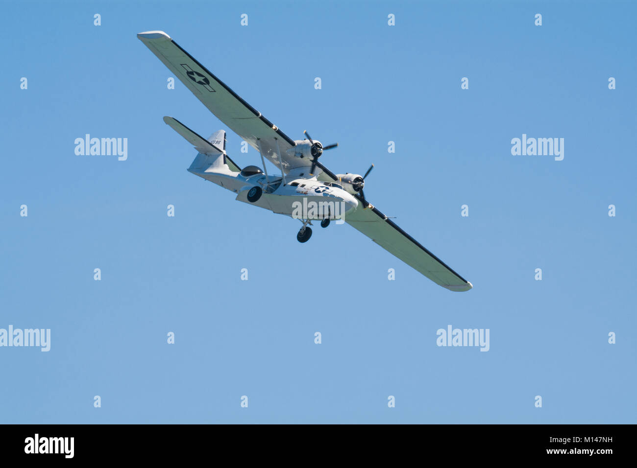 PBY Catalina consolidata, Flying Foto Stock