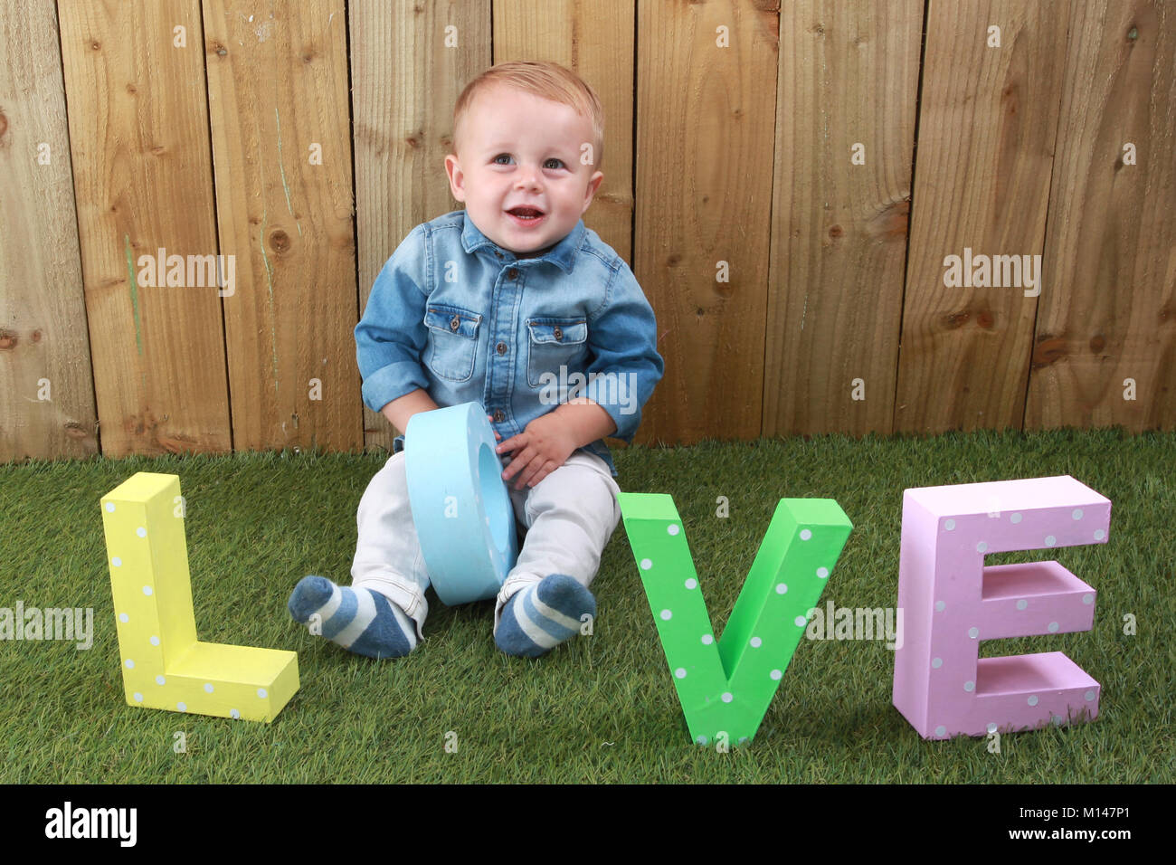 19 mesi bimbo giochi nel giardino, lo sviluppo infantile Foto stock - Alamy