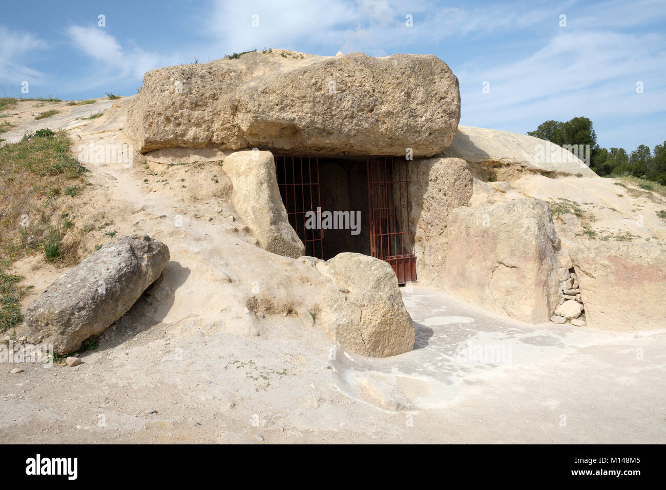 Ingresso al neolitico più grande dolmen, long barrow in Europa, Dolmen de Menga, Antequera, Malaga, Andalusia, Spagna. Foto Stock