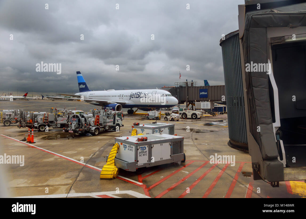 NEWARK, NJ - GIUGNO 07.17: Terminal A dell'Aeroporto Internazionale Liberty di Newark in New Jersey per aeromobili di Continental e JetBlue Foto Stock