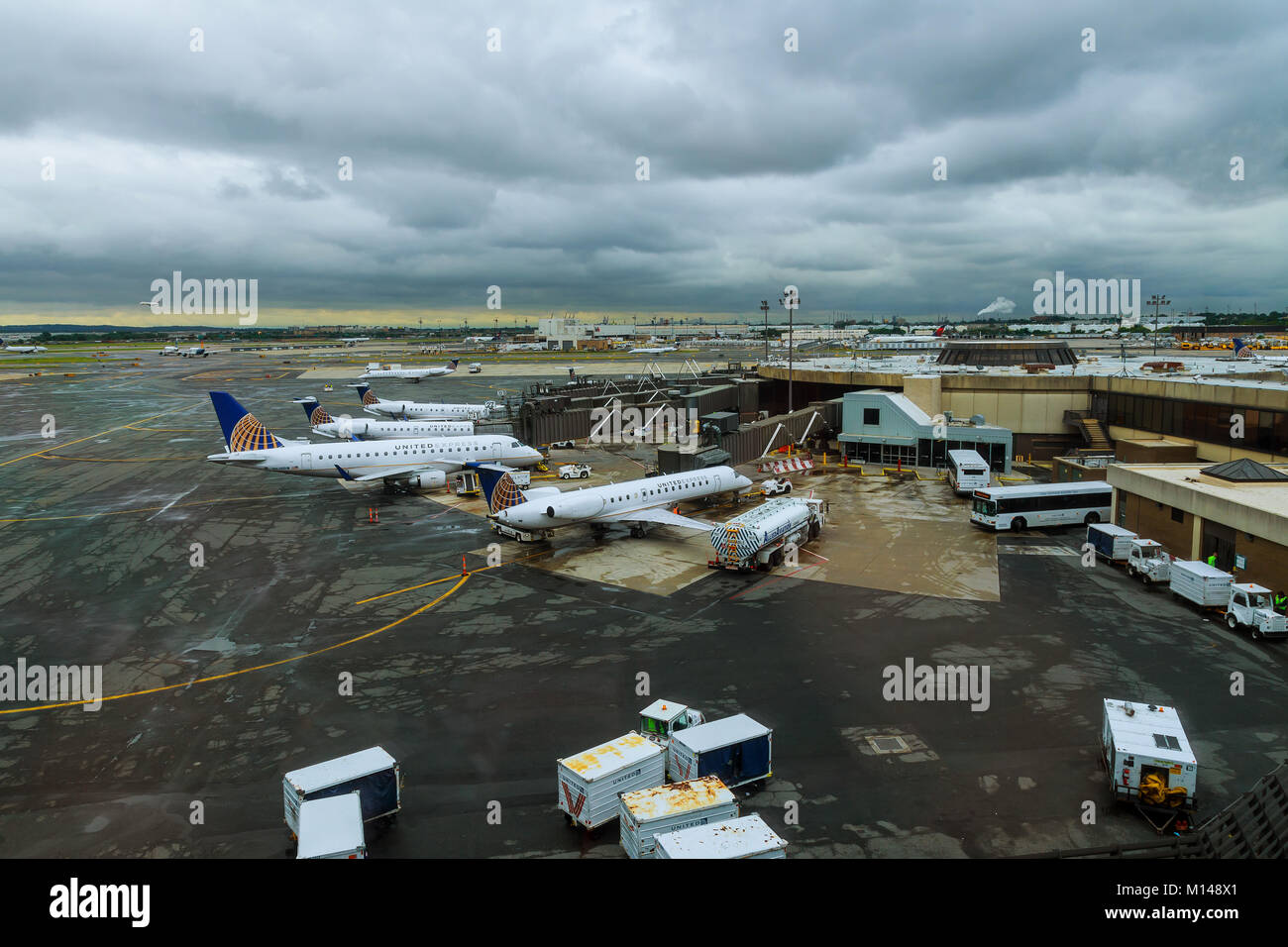 NEWARK, NJ - GIUGNO 07.17: Terminal A dell'Aeroporto Internazionale Liberty di Newark in New Jersey per aeromobili di Continental e JetBlue Foto Stock