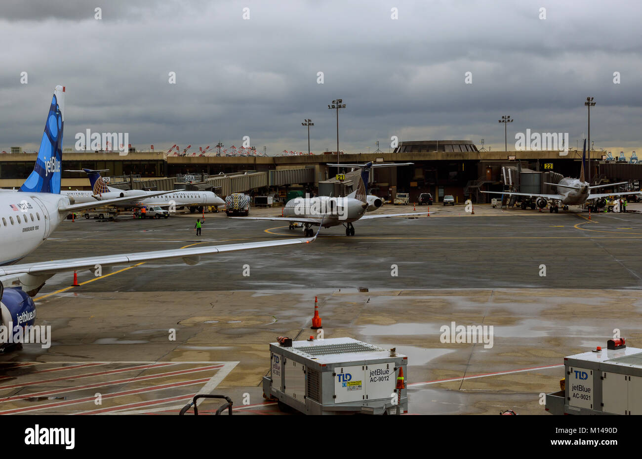 NEWARK, NJ - GIUGNO 07.17: Terminal A dell'Aeroporto Internazionale Liberty di Newark in New Jersey per aeromobili di Continental e JetBlue Foto Stock