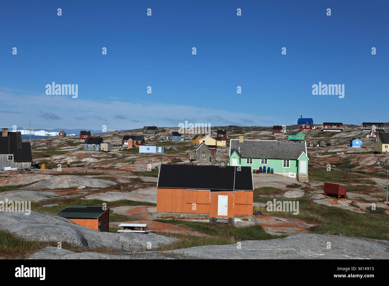 Colorate case di legno sulle rive della baia di Disko, Groenlandia occidentale Foto Stock