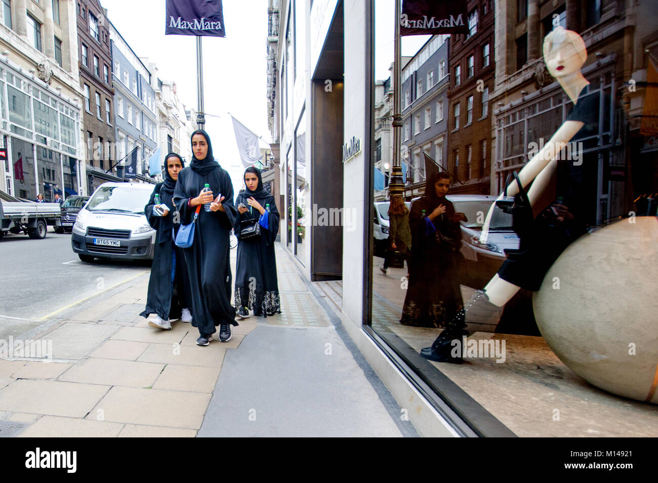 Londra, Inghilterra, Regno Unito. Le donne musulmane di shopping in Old Bond Street Foto Stock