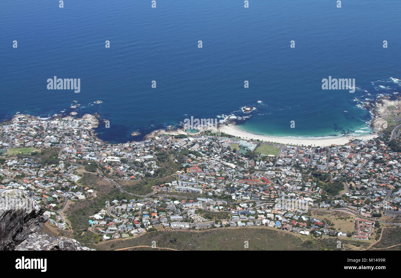 Vista di Camps Bay dalla sommità della Table Mountain e Cape Town, Western Cape, Sud Africa. Foto Stock