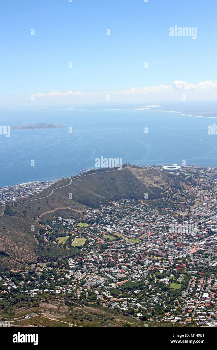 Vista di Signal Hill, Cape Town Stadium e Robben Island dalla sommità della Table Mountain e Cape Town, Western Cape, Sud Africa. Foto Stock