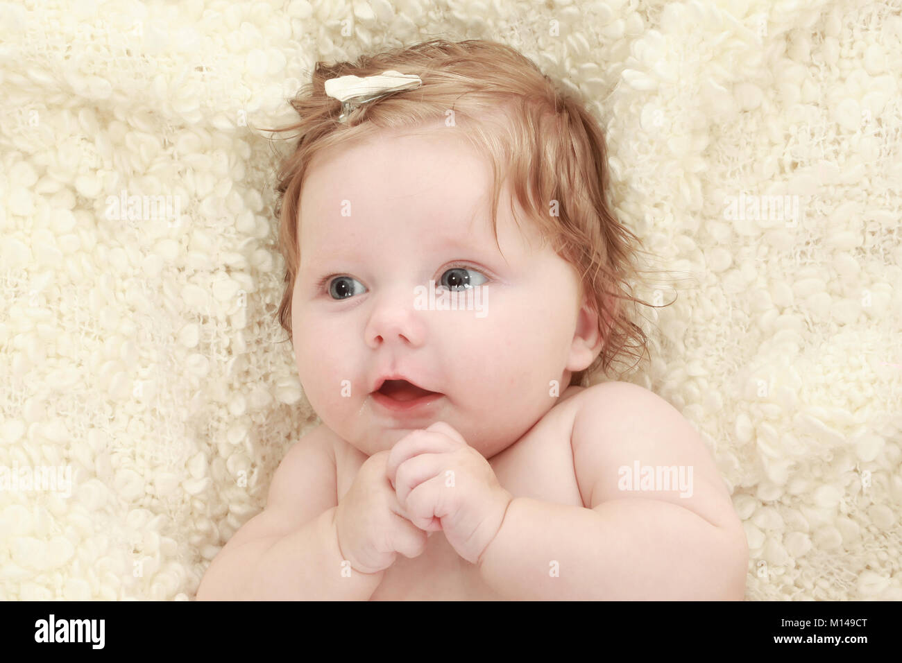 3 mese fa Baby girl su una coperta Foto Stock